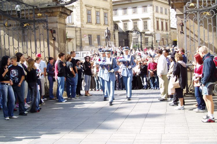 Výměna stráží na Pražském Hradě u hlavní brány na I. nádvoří