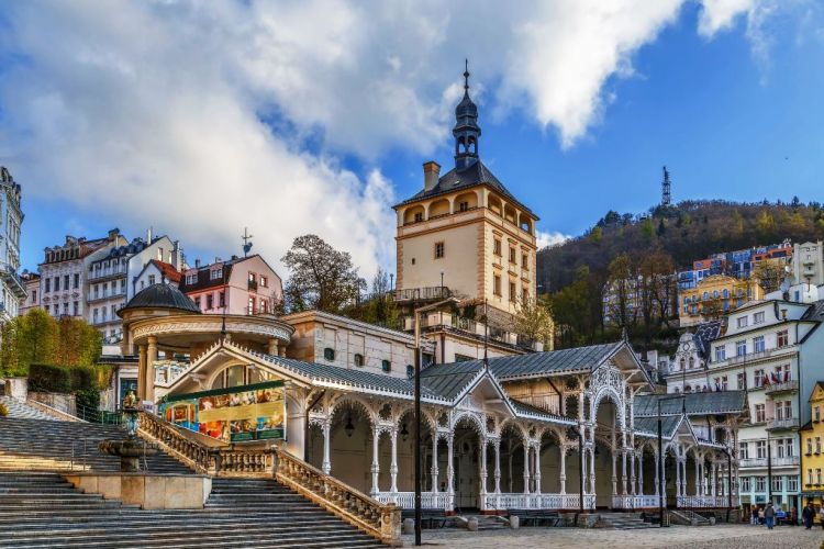 Karlovy Vary jsou městem plných barev a léčivých pramenů